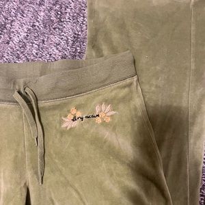 dkny green velvet low rise pants with flower embroidery